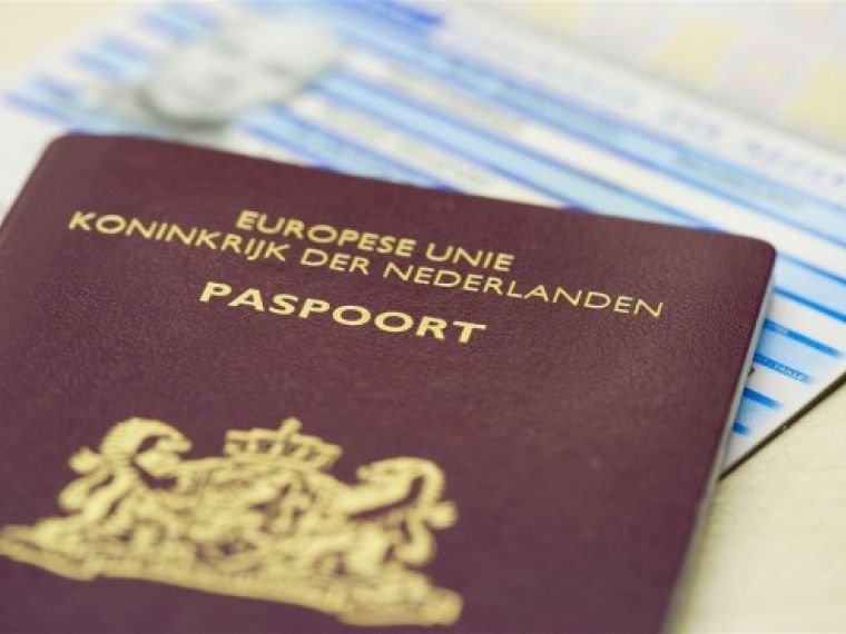 Passport and St Maarten business license documents for non-Antillean entrepreneurs